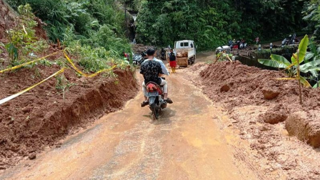 Jalan utama penghubung Kecamatan Salem-Bumiayu sudah dapat dilewati kendaraan, Senin (12/4/2021). (Foto: Dok Kodim Brebes)