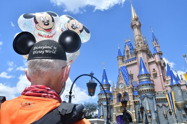 Pria asal Texas yang lari ribuan kilometer dari Disneyland ke Disney World. Foto: Facebook/Don Muchow