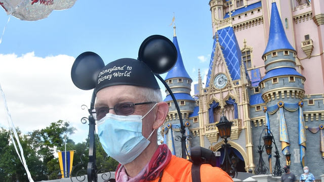 Pecahkan Rekor, Kakek Ini Lari Ribuan Km dari Disneyland ke Disney World (126275)