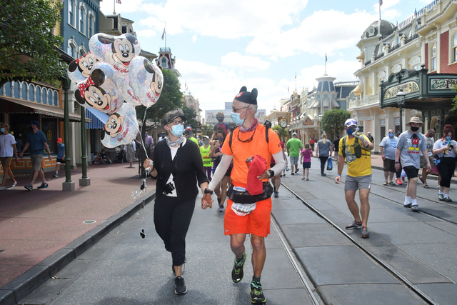 Pecahkan Rekor, Kakek Ini Lari Ribuan Km dari Disneyland ke Disney World (126276)