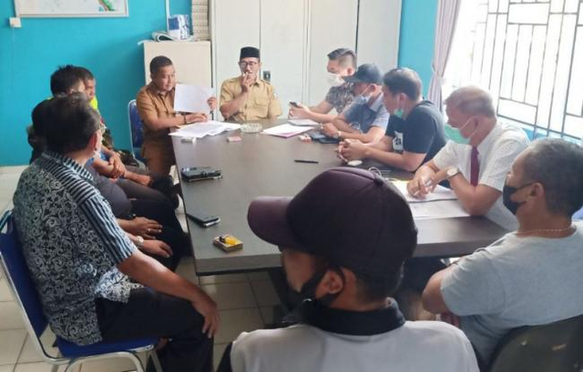 Perangkat Desa Gunung Kijang, Bintan, Kepulauan Riau (Kepri), melaksanakan mediasi sengketa lahan antar dua manajemen PT MIPI dan BAI (Foto:Ary/Batamnews)