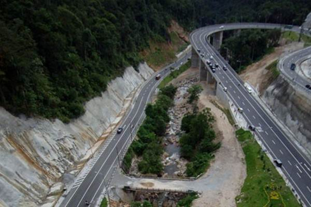 Jembatan layang Kelok Sembilan yang merupakan Jalur perbatasan Sumbar - Riau. Foto: ist