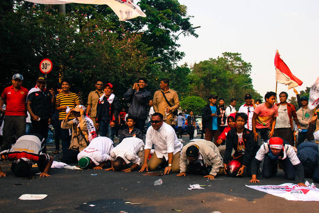 Ilustrasi sujud syukur. Sumber: flickr.com