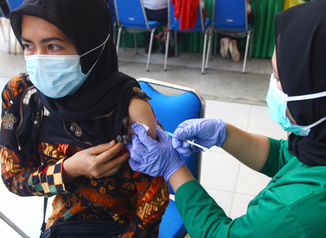 Wilayah Bodetabek dan Bandung Raya Mulai Vaksinasi Warga Usia 18 Tahun ke Atas (683278)