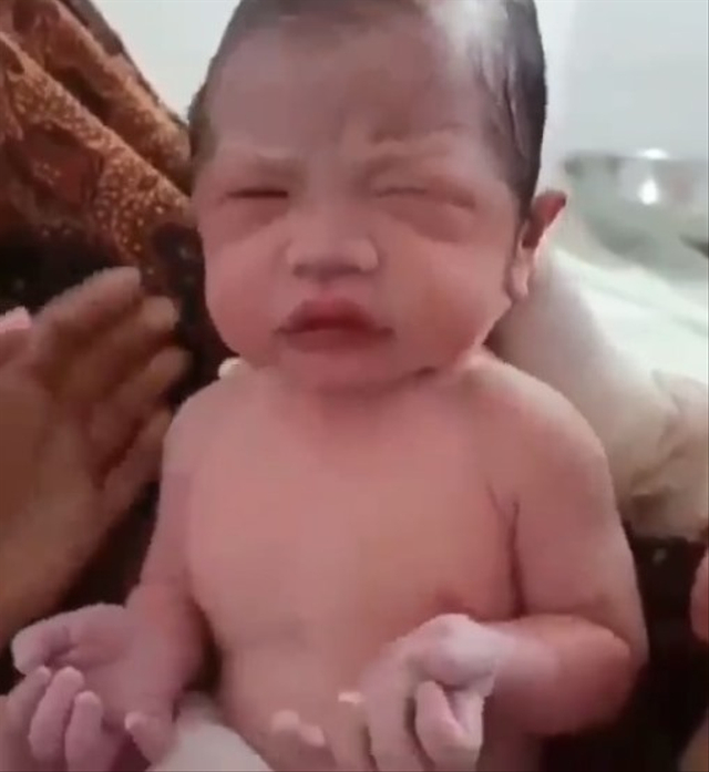 Bayi Tampak Seperti Sedang Berdoa usai Keluar dari Rahim Ibunya (130700)