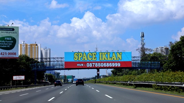 Ilustrasi banner iklan di jalan. Foto: Melly Meiliani/kumparan