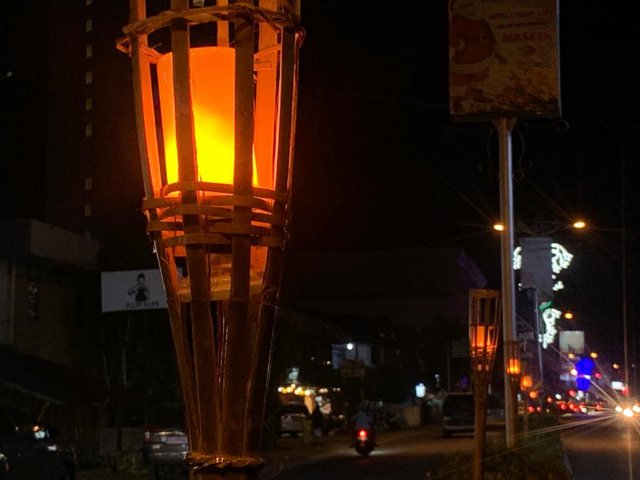 Obor yang dipasang di sejumlah ruas jalan di Kota Singkawang. Foto: Teri/Hi!Pontianak