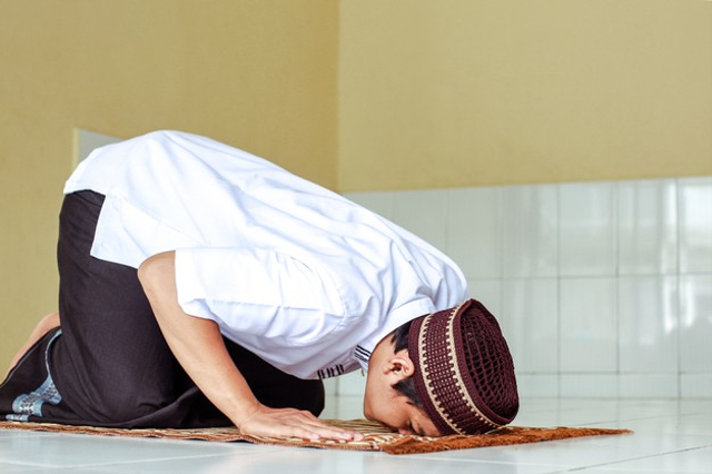 ilustrasi sujud syukur/sumber: Freepik