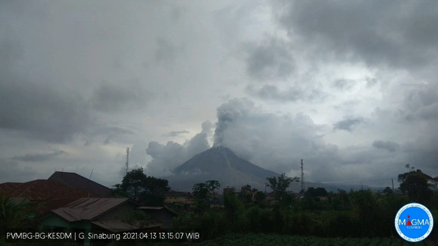 Erupsi Gunung Sinabung pada Selasa (13/4) siang. (Istimewa)