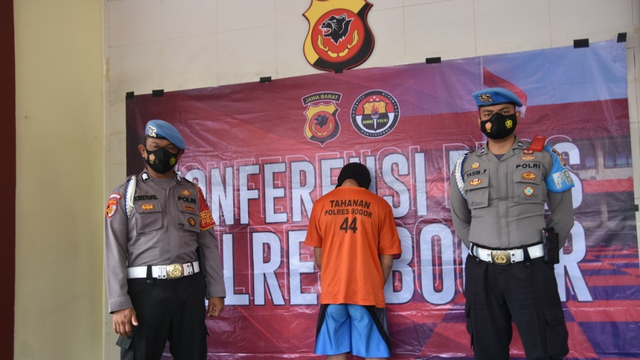 Polisi mengamankan pelaku yang begal penyandang disabilitas di Bogor. Foto: Dok. Istimewa