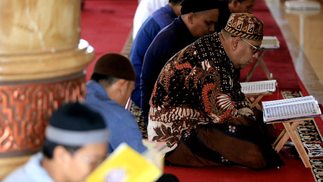 Sejumlah umat muslim membaca Al quran selama bulan suci Ramadhan di masjid Agung Al Makmur di Banda Aceh, Selasa (13/4). Foto: Syifa Yulinnas/ANTARA FOTO