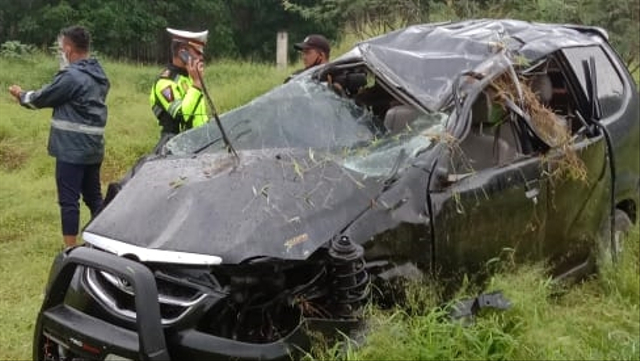 Mobil Toyota yang mengalami kecelakaan di Tol Tebing Tinggi, ringsek. Foto: Dok. Istimewa