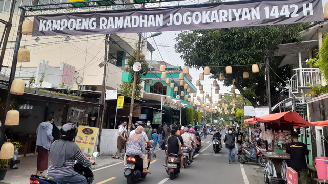 Suasana pasar Ramadhan di Kampung Ramadhan Jogokariyan, Yogyakarta, Selasa (13/4). Foto: Arfiansyah Panji Purnandaru/kumparan