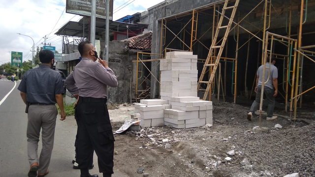 Polisi sedang meninjau lokasi korban yang tersengat listrik bertegangan tinggi. Foto: Erfanto/Tugu Jogja