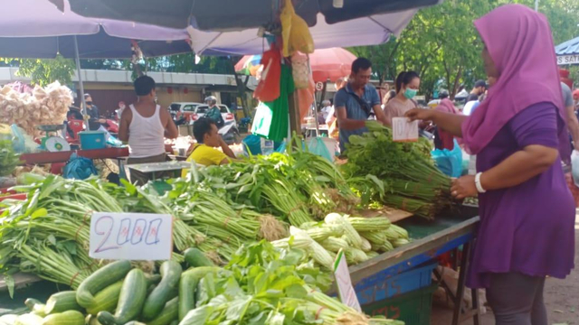 Lapak sayur di pasar Tos 3000, Batam. Foto: Zalfirega/kepripedia.com