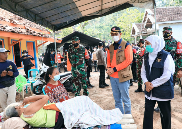 Gubernur Jawa Timur mendampingi Kunjungan Kerja Kepala BNPB Doni Monardo Meninjau Lokasi Terdampak Gempa Bumi di Kec. Ampelgading, Kab. Malang (foto : Biro Adm. Pimpinan Setda Prov Jatim)