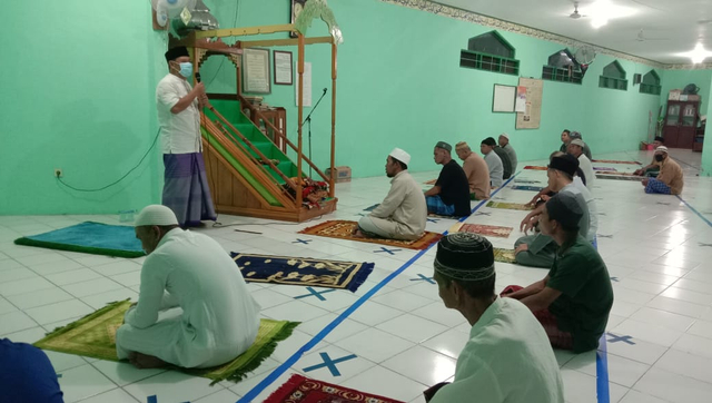 Suasana salat Terawih di Lapas Kelas IIB Muara Teweh, Kalimantan Tengah, Selasa (13/4).