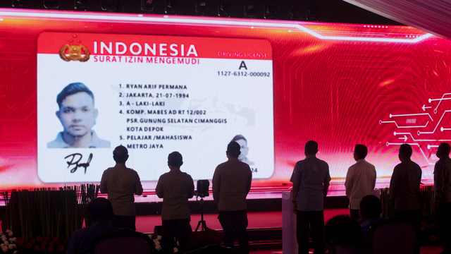 Desain SIM ditayangkan saat peluncuran aplikasi SIM Nasional Presisi Korlantas Polri (Sinar) untuk perpanjangan SIM secara daring di Jakarta, Selasa (13/4). Foto: Reno Esnir/ANTARA FOTO