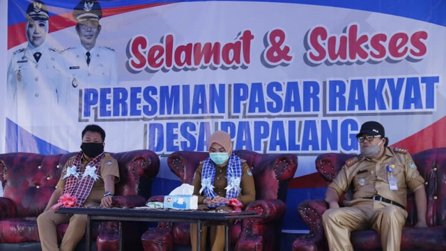 Bupati Mamuju, Sitti Sutinah Suhardi, meresmikan pemanfaatan Pasar Rakyat Desa Papalang, Kecamatan Papalang, Selasa (13/4/2021). Foto: Dok. Humas Pemkab Mamuju