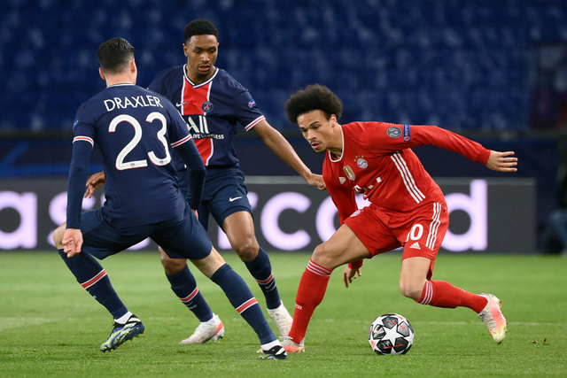 Pemain Bayern Muenchen Leroy Sane berusaha melewati hadangan pemain Paris St Germain pada pertandingan leg kedua perempat final Liga Champions di Parc des Princes, Paris, Prancis. Foto: FRANCK FIFE / AFP