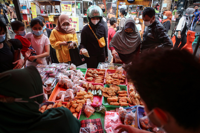 Sejumlah pembeli memilih makanan untuk berbuka puasa (takjil) di kawasan Pasar Lama, Kota Tangerang, Banten, Selasa (13/4).  Foto: Fauzan/ANTARA FOTO
