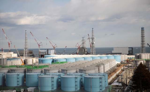 Tangki penyimpanan air olahan yang terkontaminasi nuklir terlihat di pembangkit listrik tenaga nuklir Fukushima Daiichi yang lumpuh akibat tsunami. Foto: Behrouz Mehri/AFP
