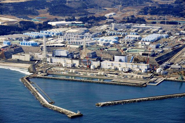 Tangki penyimpanan air olahan yang terkontaminasi nuklir terlihat di pembangkit listrik tenaga nuklir Fukushima Daiichi yang lumpuh akibat tsunami. Foto: Kyodo via Reuters