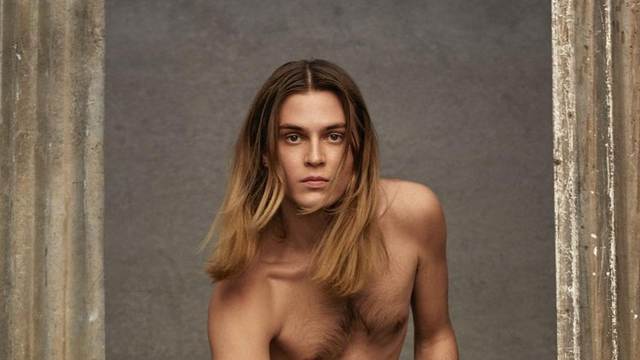 Brand fashion ternama dari Italia, Valentino, sedang mendapat kritikan warganet karena foto pria tanpa busana yang diunggah di Instagram. Foto: Instagram