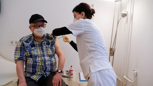 Vaksinasi di Jerman. Foto: Alessia Cocca/Reuters