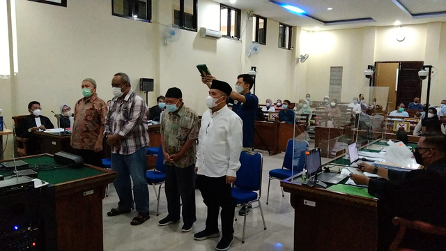 Keempat saksi yang beragama Islam disumpah diatas Al-Qur'an, Rabu (15/4). | Foto : Bella Sardio/Lampung Geh