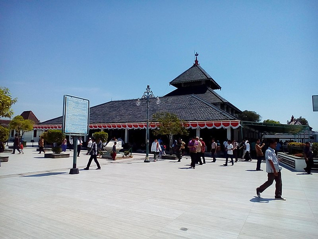 Ilustrasi Masjid Agung Demak, salah satu peninggalan kerajaan Islam di Indonesia. Foto: Wikimedia Commons