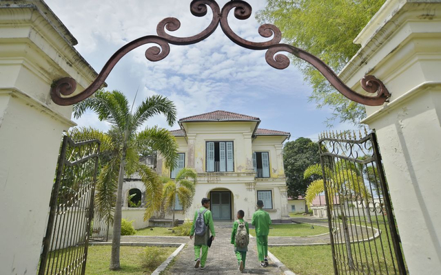 Peziarah di Pulau Penyengat, provinsi Kepulauan Riau. Foto: Istimewa