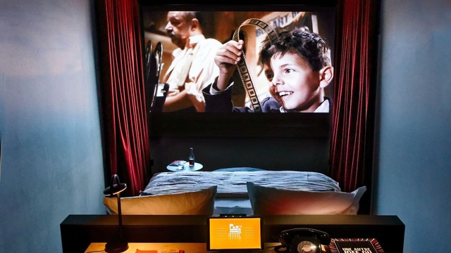 Unik! Hotel di Paris Ini Tawarkan Sensasi Menginap Sambil Nonton Bioskop (91433)