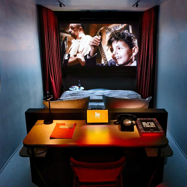 Unik! Hotel di Paris Ini Tawarkan Sensasi Menginap Sambil Nonton Bioskop (91431)
