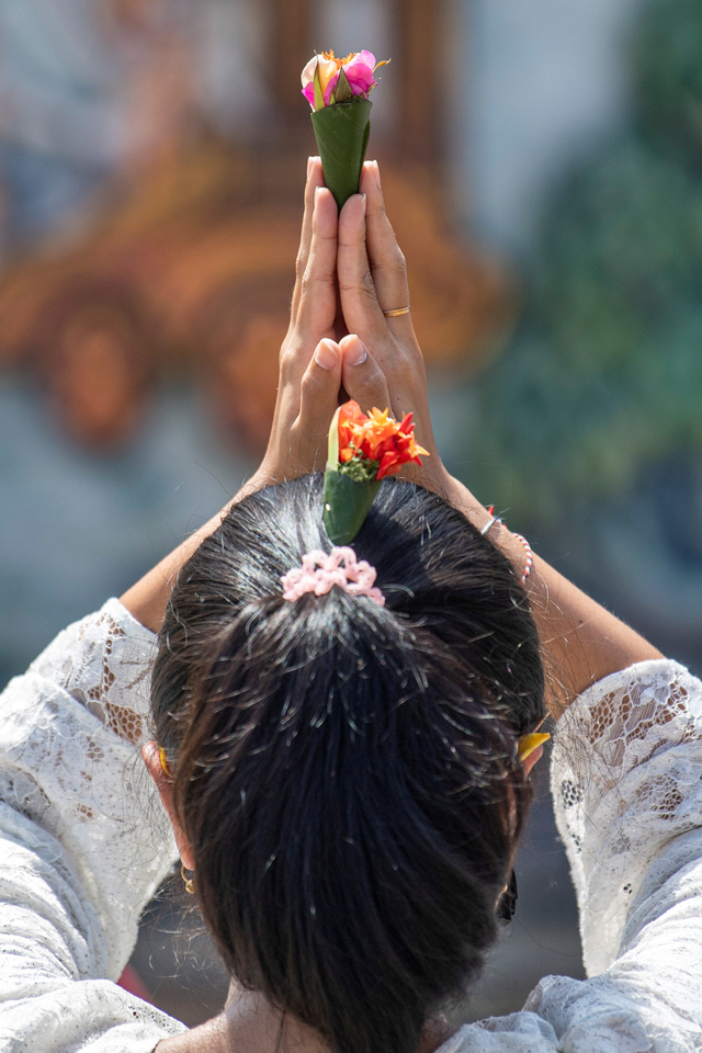 Umat Hindu mengikuti sembahyang Hari Raya Galungan di Pura Agung Sriwijaya, Palembang, Sumatera Selatan, Rabu (14/4/2021). Foto: Nova Wahyudi/Antara Foto