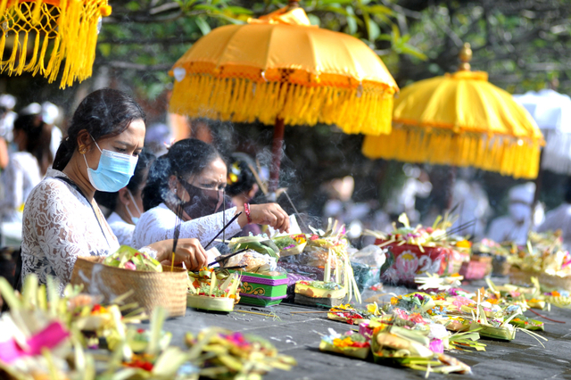 Umat Hindu mempersembahkan sesajen saat Hari Raya Galungan di Pura Jagatnatha, Denpasar, Bali, Rabu (14/4/2021). Foto: Fikri Yusuf/Antara Foto