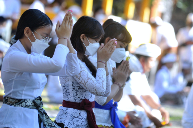 Umat Hindu bersembahyang. Foto: Fikri Yusuf/Antara Foto