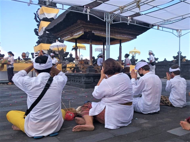 Umat Hindu melakukan persembahyangan serangkaian hari Raya Galungan di Pura Tanah Lot, Bali - WIB