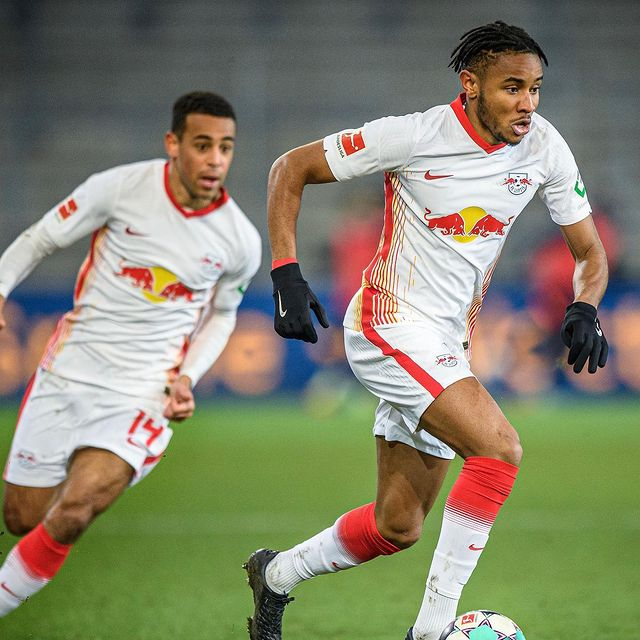 Logo Red Bull Energy Drinks pada seragam RB Leipzig. (Foto: Instagram@dierottenbullen).