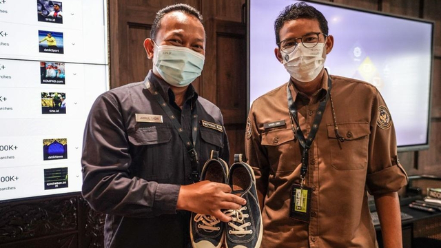 Menparekraf Sandiaga Uno memberi sepatu kesayangannya kepada pegawai protokoler Kemenparekraf yang tak bisa mudik Lebaran Foto: Kemenparekraf