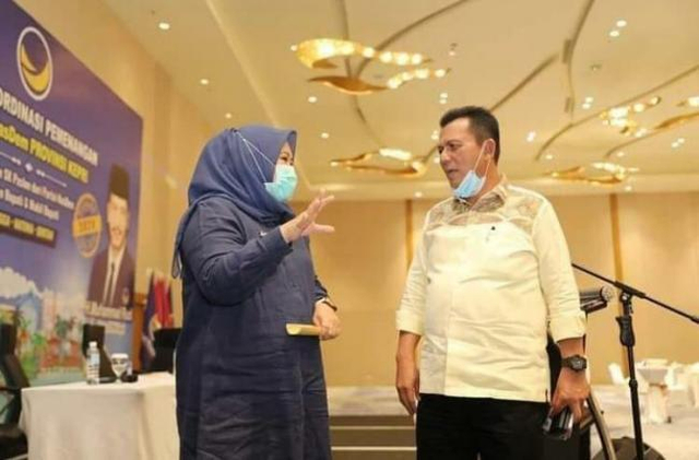 Gubernur Kepri Ansar Ahmad dan Wakil Gubernur Kepri Marlin Agustina saat berbincang-bincang (Foto: Batamnews)