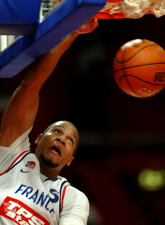 Eks pebasket NBA, Tariq Abdul-Wahad.  Foto: JACQUES DEMARTHON/AFP