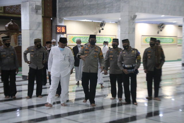 Kapolres Kuningan, AKBP Doffie Fahlevi Sanjaya bersama Bupati Kuningan Acep Purnama seusai melaksanakan Salat Taraweh di Masjid Syiarul Islam Kuningan. (Andri Yanto)
