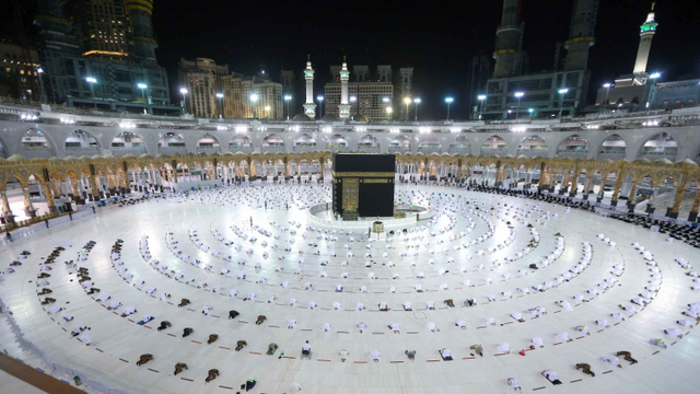 Sejumlah umat muslim melaksanan salat Tarawih di Masjidil Haram, Mekkah. Foto: AFP