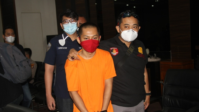 Pelaku pencurian iphone 14 Iphone Promax dihadirkan pada konferensi di Jakarta Barat, Rabu (14/4). Foto: Dok. Istimewa