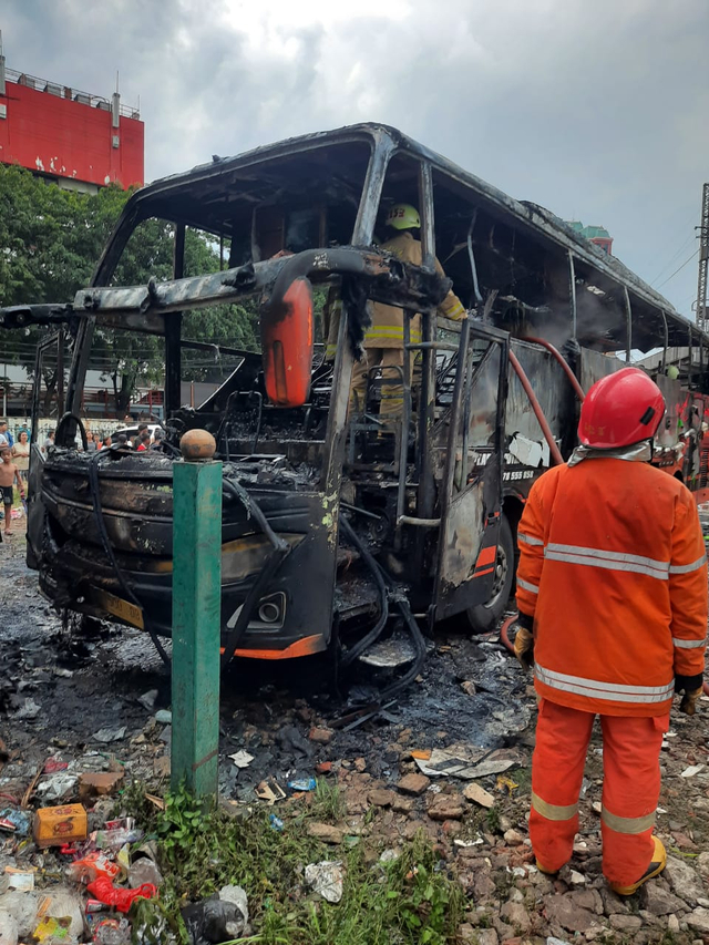 Bus terbakar di Mangga Dua, Jakarta Utara. Foto: Sudin Gulkarmat Jakut