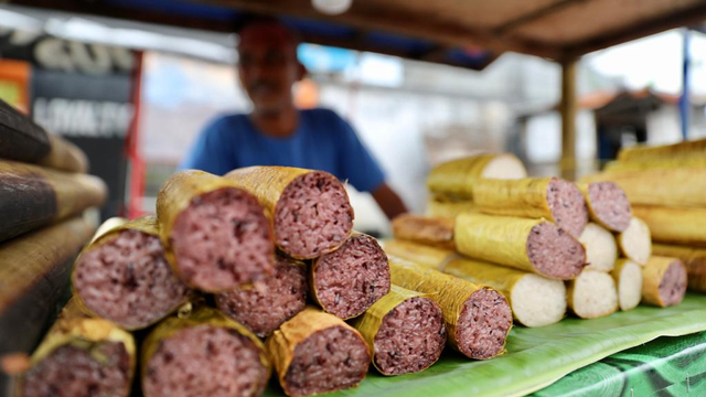 Leumang, makanan khas melayu yang dijual untuk menu berbuka. Foto: Suparta/acehkini