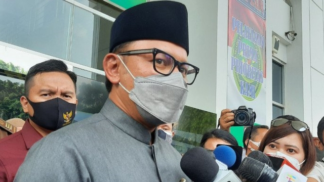 Wali Kota Bogor Bima Arya usai menjadi saksi dalam sidang lanjutan Rizieq Shihab di Pengadilan Negeri Jakarta Timur, Rabu (14/4/2021). Foto: Yogi Rachman/ANTARA