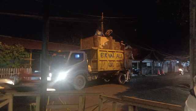 Satu mobil sampah milik Dinas Lingkungan Hidup (DLH) Kota Ternate beroperasi di malam hari, tepatnya setelah salat tarawih. Foto: Yunita Kadir/JMG