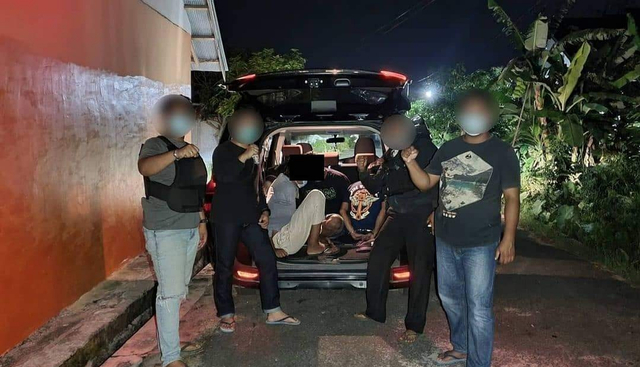 Para pelaku pencurian sarang burung walet saat ditangkap dan berada di dalam mobil.